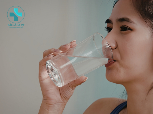 Chị em cần bổ sung đủ nước sau khi tiêm chất làm đầy