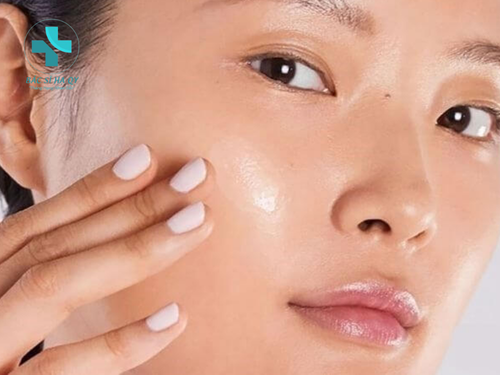Axit salicylic - một loại BHA nổi bật với khả năng tẩy tế bào chết hóa học, thúc đẩy quá trình tái tạo da